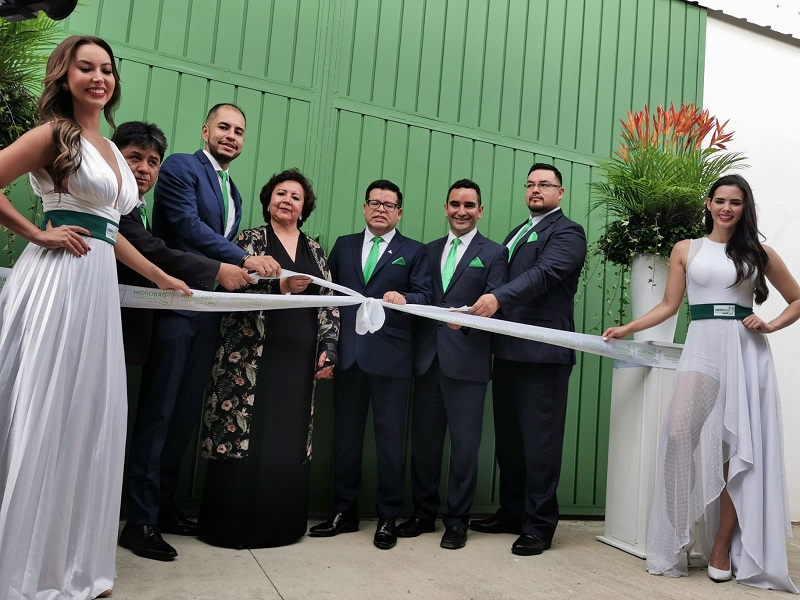 Corte de cinta tradicional con los principales ejecutivos de Hidrobag, que da por inaugurada la fábrica de bolsas ecológicaa
