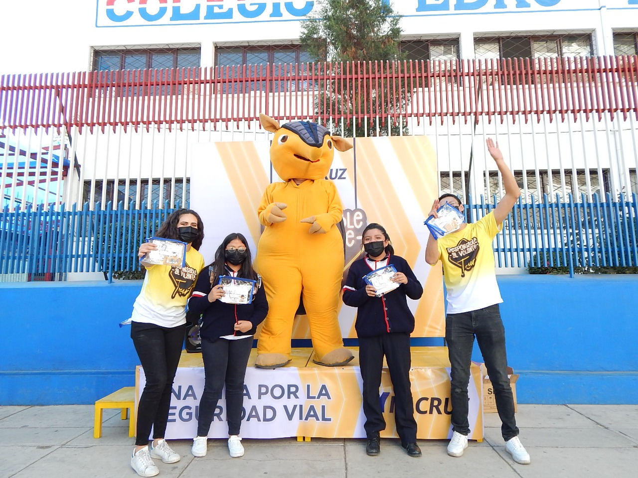 Dillo visita a los estudiantes de Bolivia para enseñarles educacion vial 2