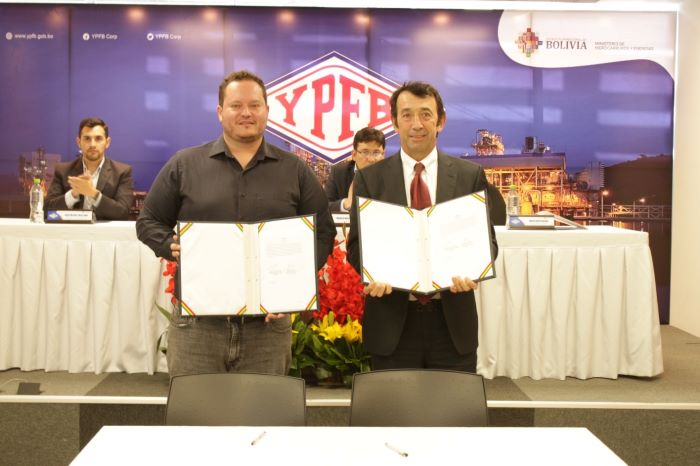 El presidente de YPFB, Armin Dorgathen, y el Gerente General de Vintage Petroleum Boliviana LTD, Jorge Martignoni, durante la firma de los contratos el 20 de enero de 2023.