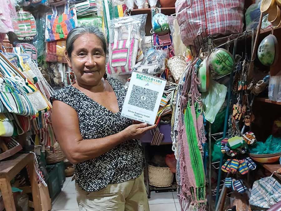 En su stand se expone telares y blondas con motivos ancestrales, tallados  y su línea de productos naturales.