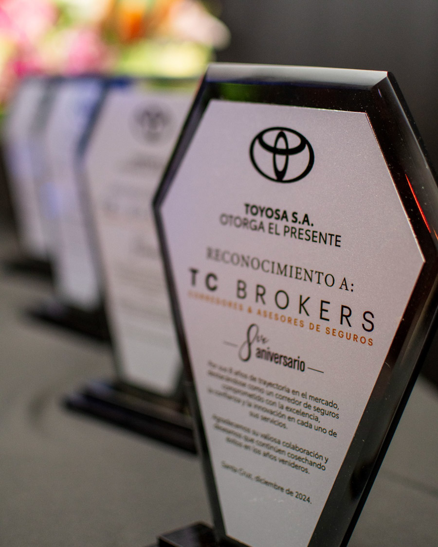 Reconocimientos a TC Brokers por sus ocho años de vida.