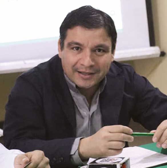 Juan Suárez, economista
Más que un simple éxito. La expansión de empresas bolivianas hacia mercados como Paraguay y EEUU revela mucho más que un simple éxito empresarial: es un claro indicador de la situación económica y las políticas estructurales que enfrentan las empresas en Bolivia.
En Paraguay las empresas encuentran un sistema tributario más simple, impuestos bajos y leyes laborales flexibles. Y En el caso de EEUU, la facilidad para mover capitales, la flexibilidad en el pago de salarios y las mejores condAiciones para la inversión son factores decisivos. 
Esta situación no solo fomenta la expansión externa, sino que desincentiva a empresas extranjeras a invertir en Bolivia y empuja a las locales a buscar mejores condiciones fuera del país. Sin un cambio estructural, la tendencia de desinversión podría continuar, afectando la competitividad económica del país.