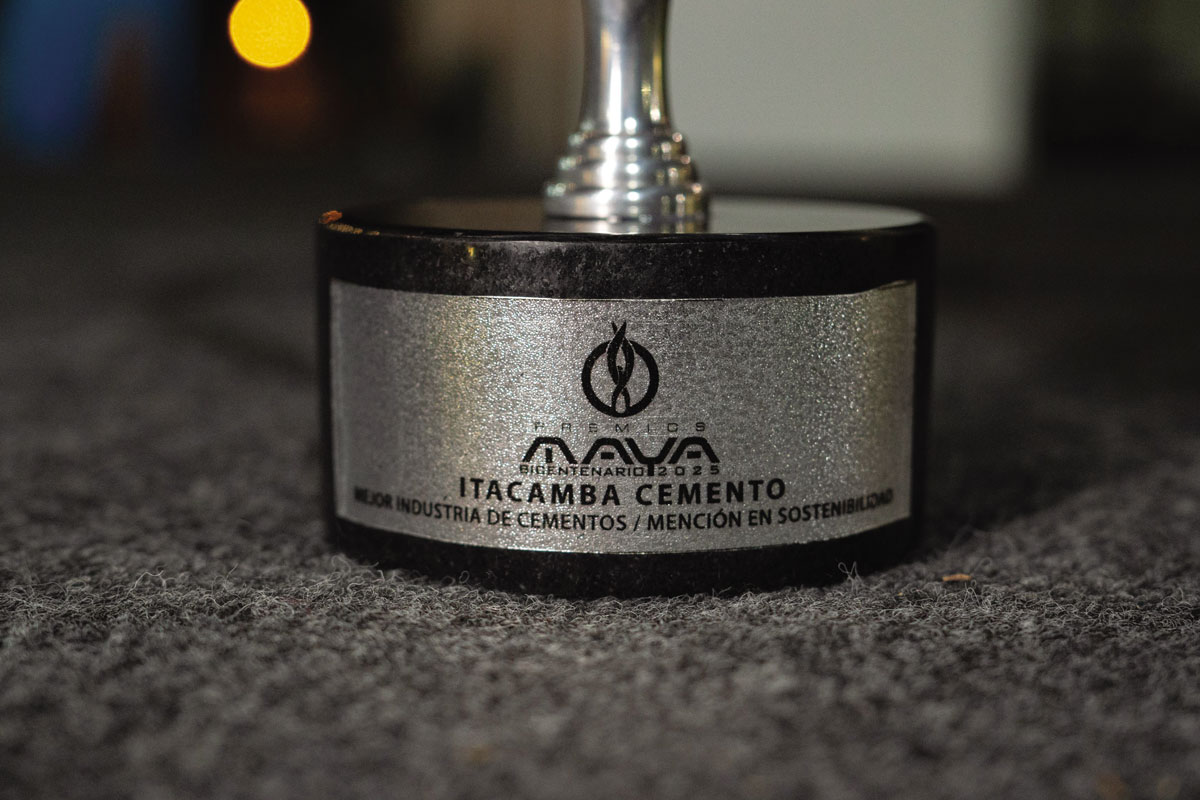 Premios Maya. Itacamba fue reconocida como la Mejor Industria de Cementos del país