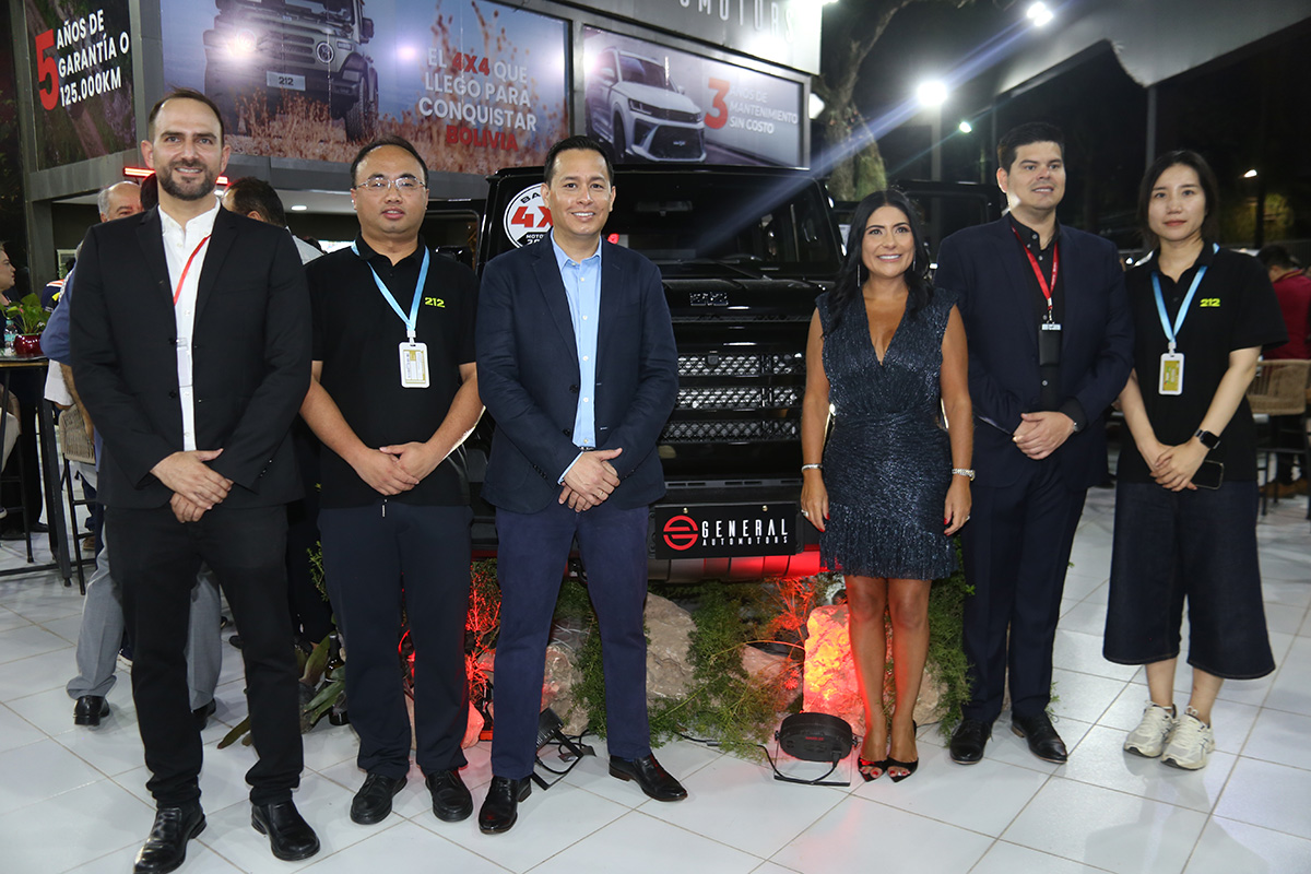 Visita. Ejecutivos de BAW International llegaron al stand de General Automotors en Bolivia