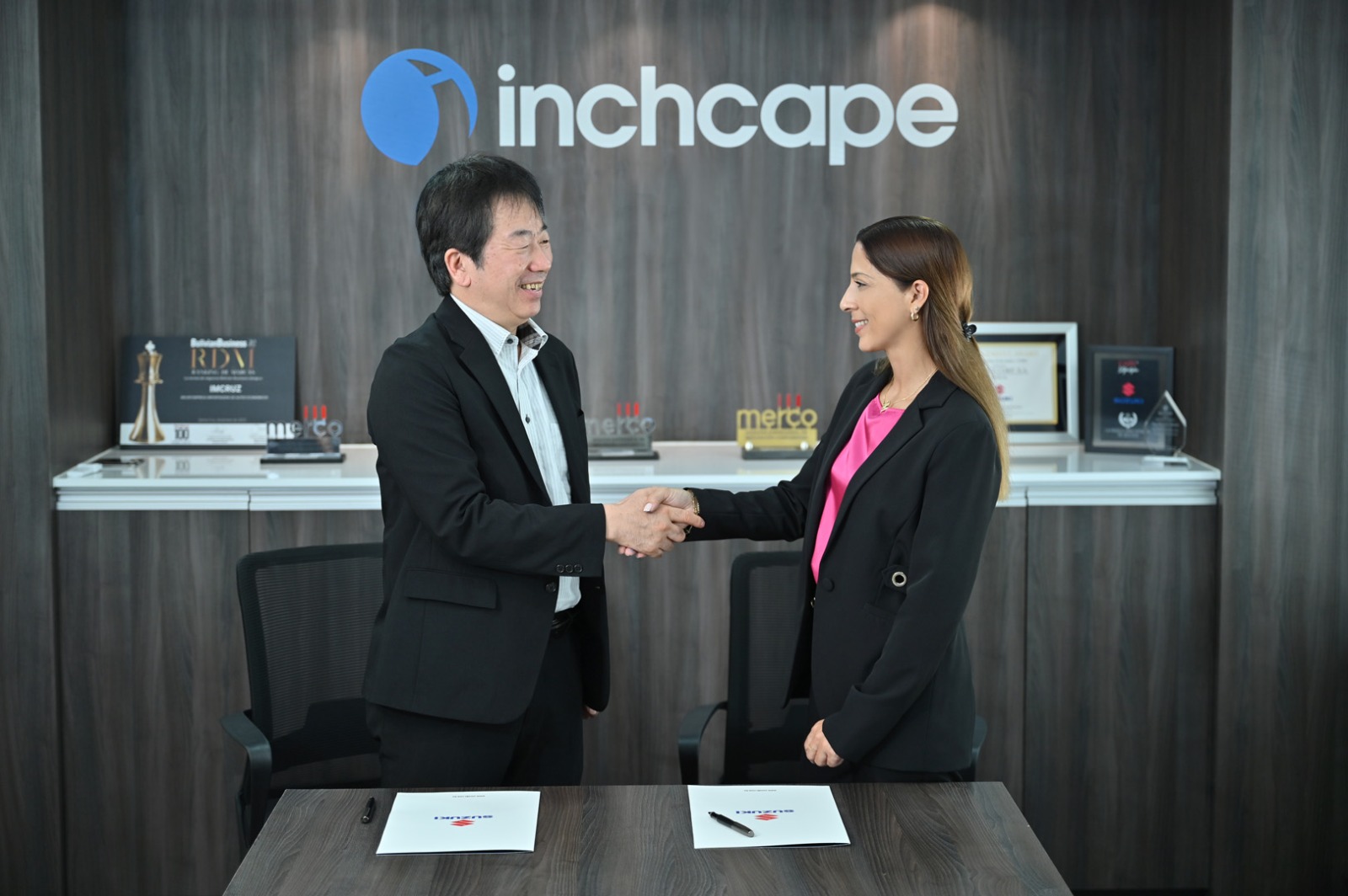 Mr. Masafumi Harano, Executive General Manager Automobile Marketing - Asia, Latin America and Oceania Suzuki y Michelle Noriega, gerente general Imcruz - Inchcape Bolivia
