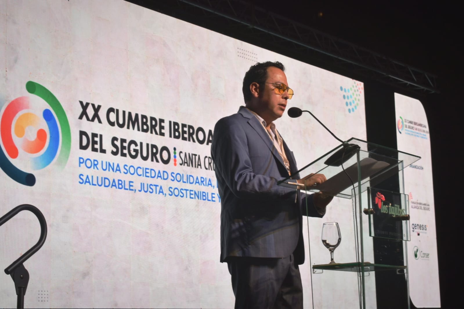 Acto de inauguración. Sergio Suxo director de la XX Cumbre Iberoamericana de Seguros Bolivia (Foto: Economy)