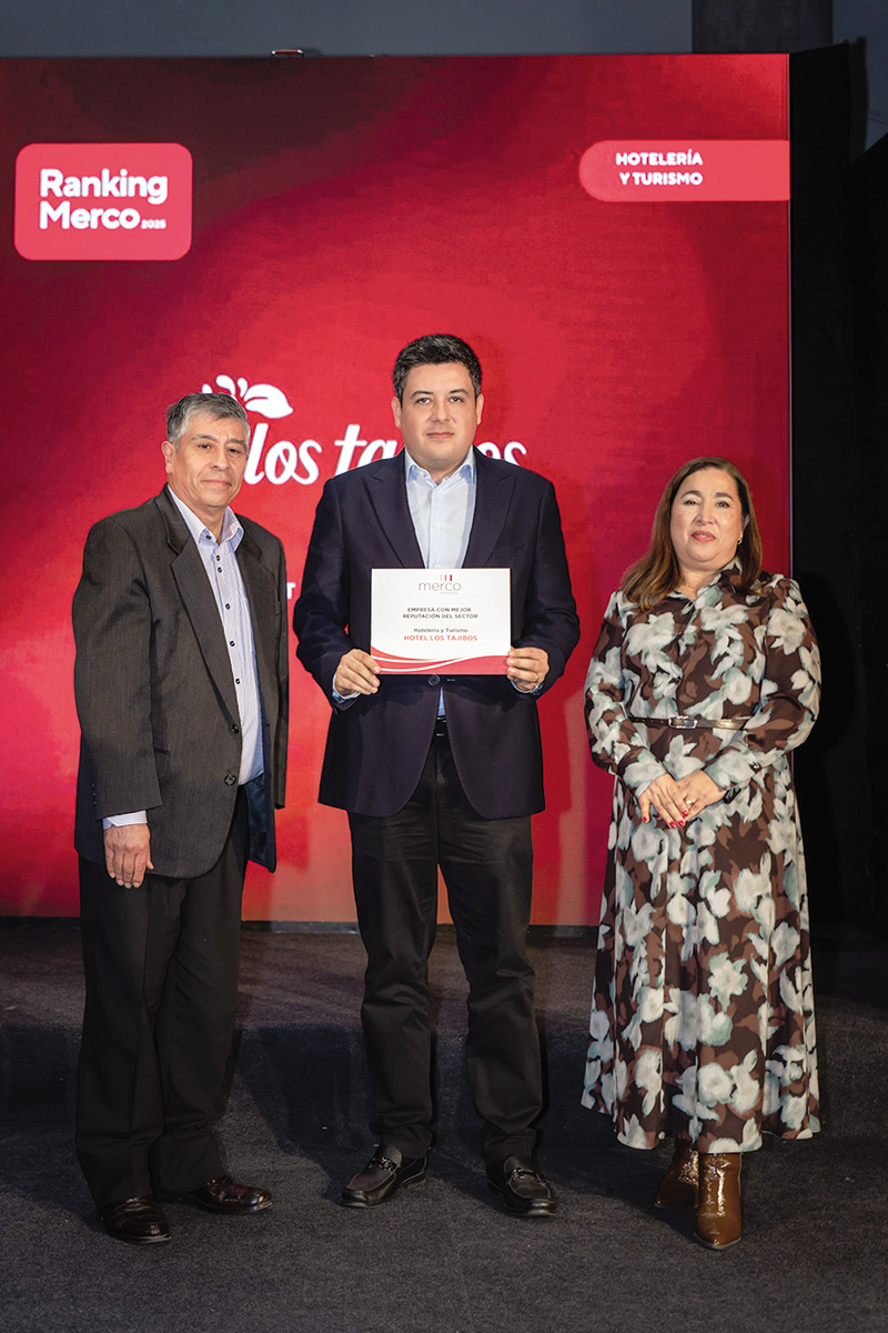 Premiación. El Gerente General de Comversa con la certificación Merco