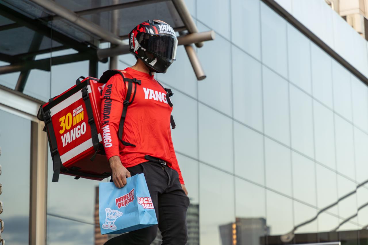 Delivery de Yango junto a empaque de pedido de Mrbeast Burguer Bolivia (Foto: Yango Bolivia)