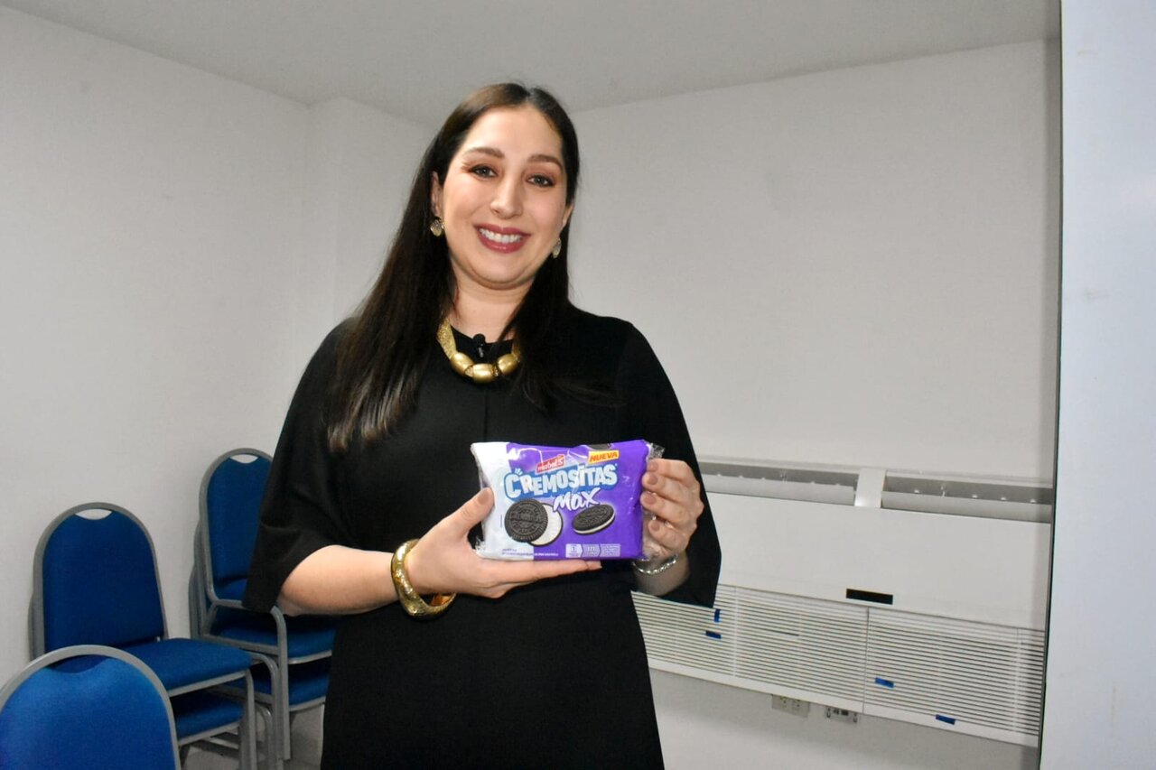 Carla Webber, Marketing Group Manager Nestlé Bolivia, junto al sixpack de cremositas. (Foto: Economy)